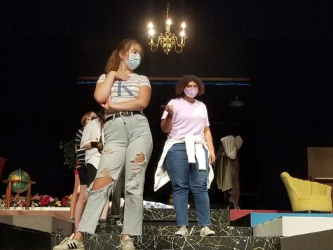 Seniors Charis Peters (Miss Scarlet) and Rylee Droege (Wadsworth) attempt to straighten out the details about the mysterious murders throughout the night.